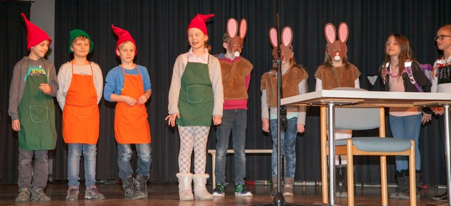 Schüler*innen spielen Theater