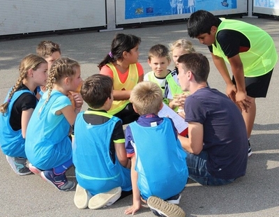 Schüler besprechen die Fairnessregeln