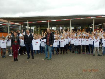 Foto Schul-T-Shirt Übergabe