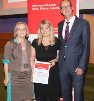 Konrektorin Fr. Schpp bei der Preisverleihung