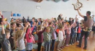 Schüler singen mit Papageno / Tamino das Vogelfängerlied