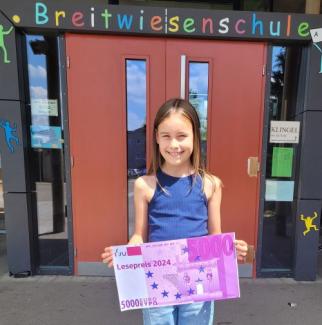 Maja vor der Schule