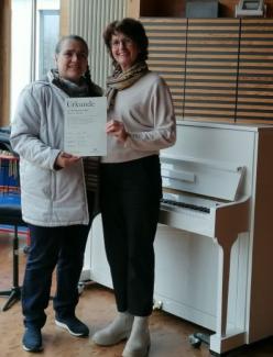 Foto der Übergabe der Urkunde an Fr. Flöck